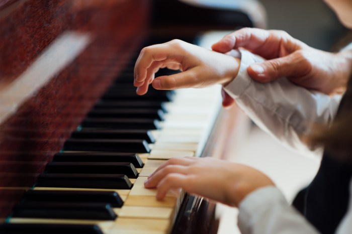 How to Play the Piano: 10 Beginner Piano Lessons